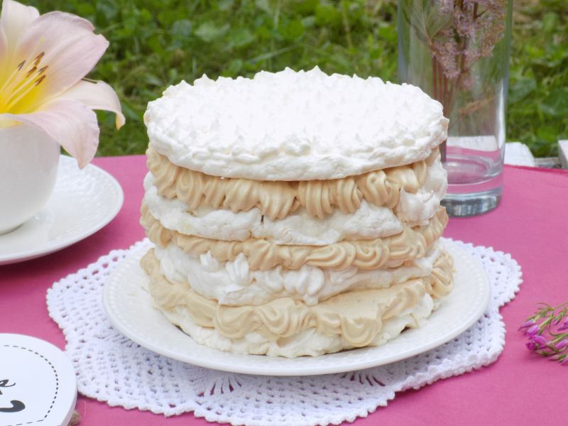 Torcik bezowy z orzechową masą krówkową