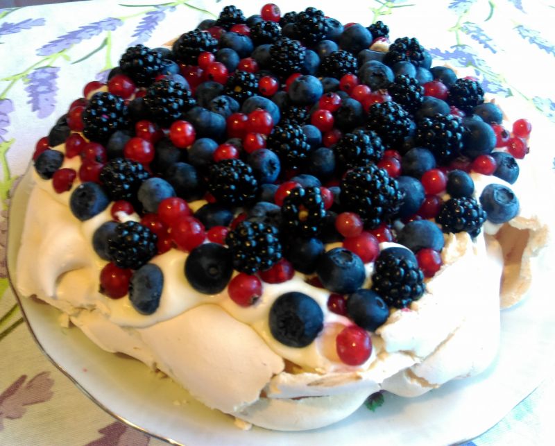 Torcik bezowy z owocami