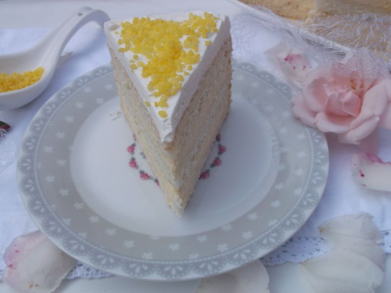 Torcik biszkoptowo - chałwowy z czekoladową pianką