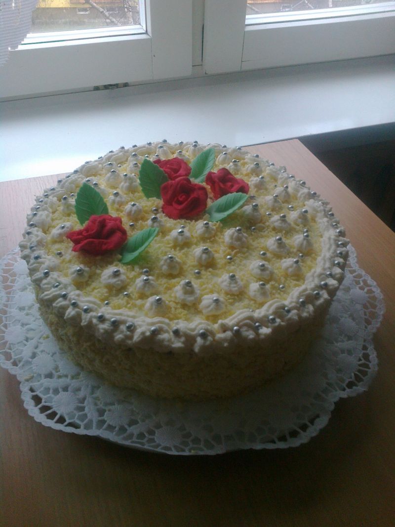 Torcik brzoskwiniowo - śmietankowy 