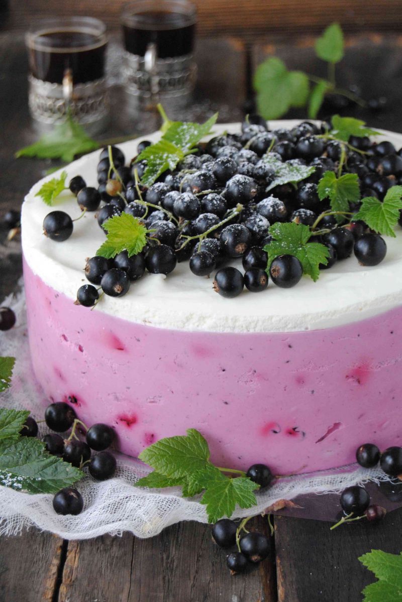 Torcik z czarną porzeczką 