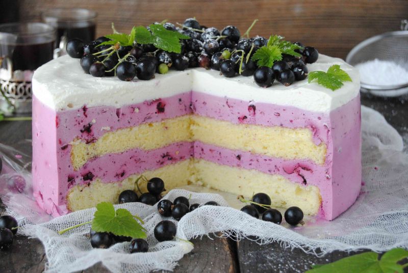 Torcik z czarną porzeczką 