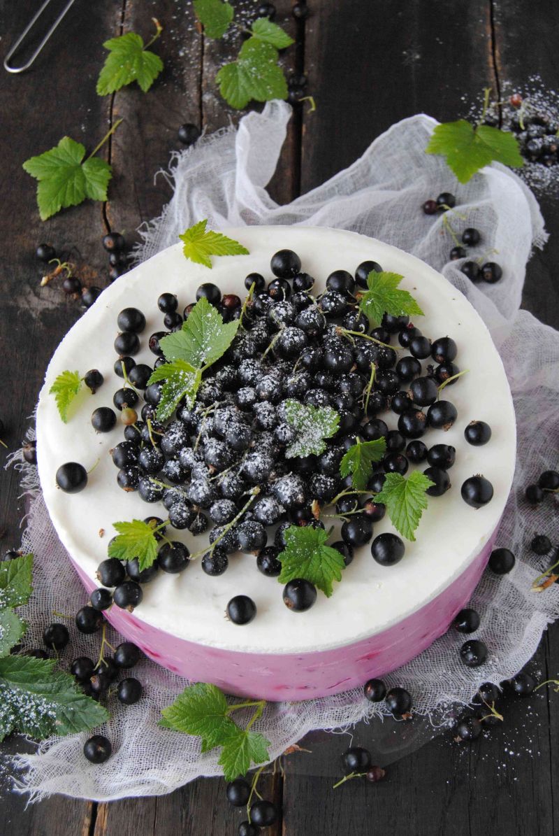 Torcik z czarną porzeczką 