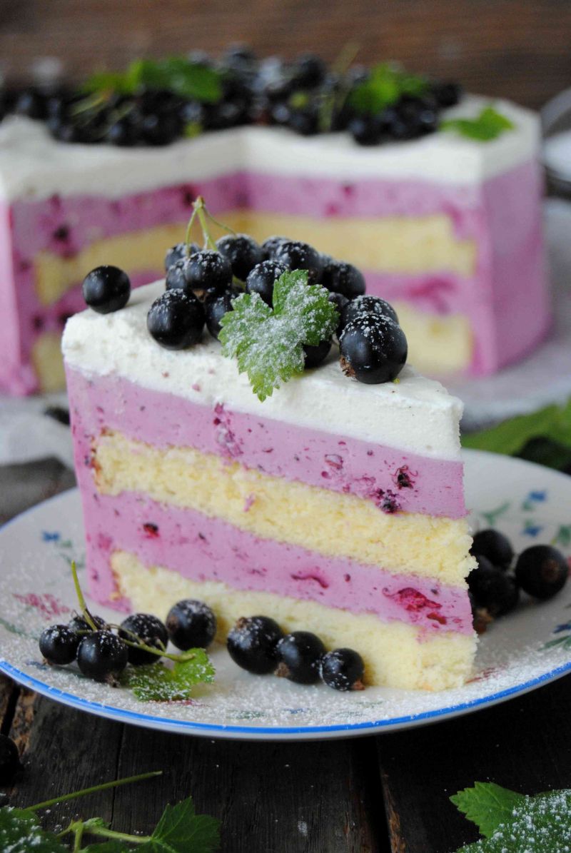 Torcik z czarną porzeczką 