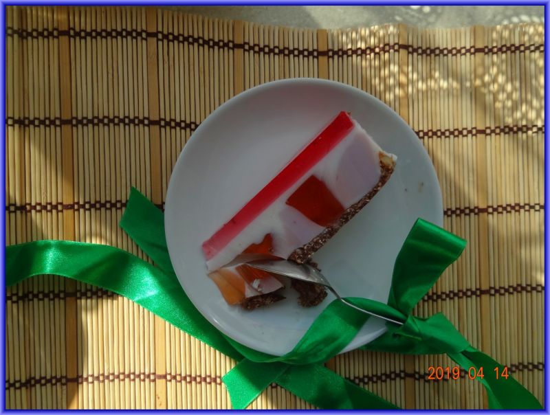 Torcik galaretkowy na spodzie daktylowym Torcik galaretkowy na spodzie daktylowym