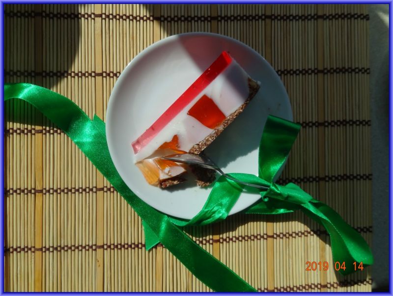 Torcik galaretkowy na spodzie daktylowym Torcik galaretkowy na spodzie daktylowym