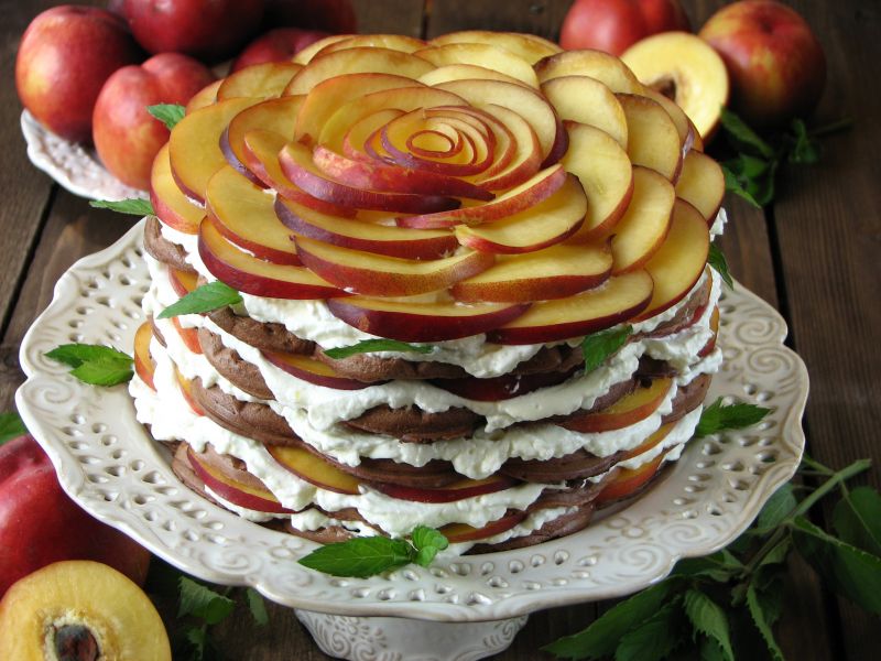 Torcik gofrowy z bitą śmietana i nektarynkami Torcik gofrowy z bitą śmietana i nektarynkami