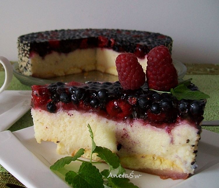 Torcik grysikowy z jagodami i malinami