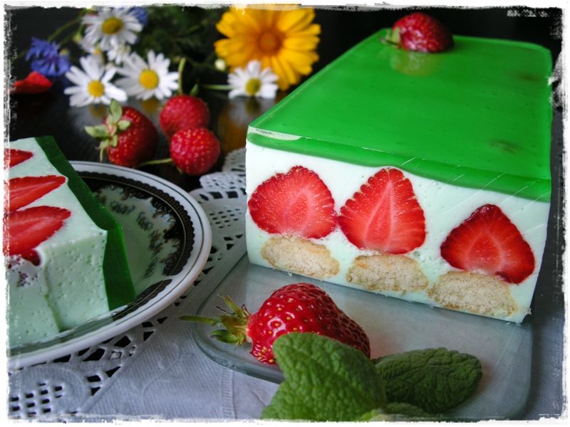 Torcik jabłkowo-miętowy z truskawkami