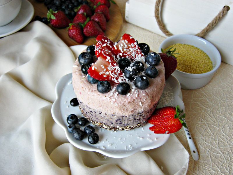 Torcik jaglany z truskawkami i borówkami Torcik jaglany z truskawkami i borówkami