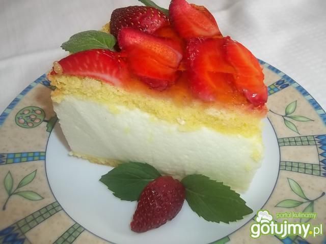 Torcik jajeczny z truskawkami Torcik jajeczny z truskawkami