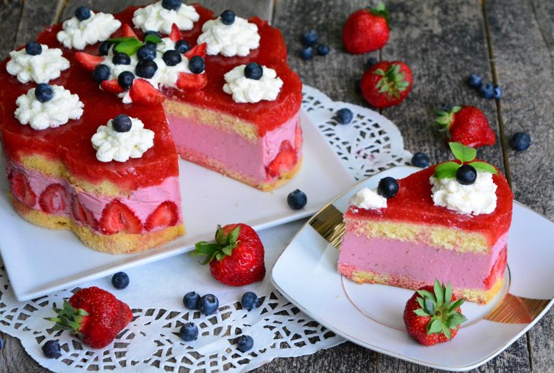 Torcik jogurtowe szaleństwo z truskawkami 