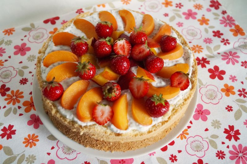 Torcik jogurtowy z chia i owocami