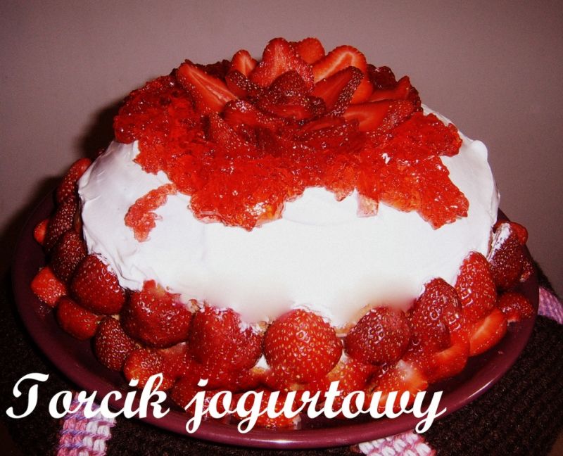 Torcik jogurtowy z truskawkami Torcik jogurtowy z truskawkami