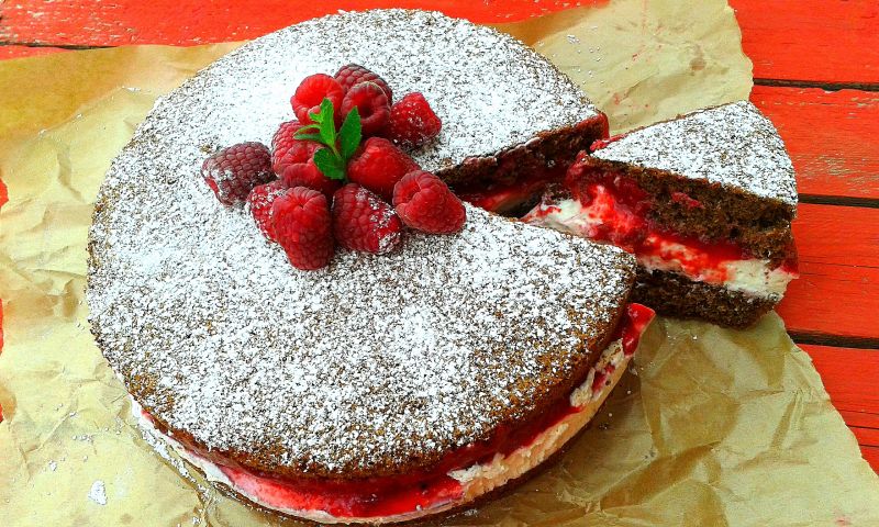 Torcik kakaowy z bitą śmietaną i musem malinowym