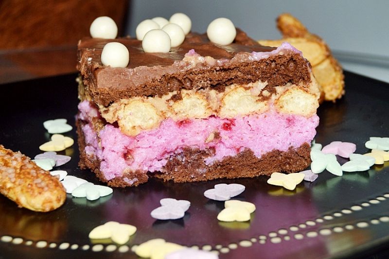 Torcik kakaowy z masą malinową, kajmakową i słomką