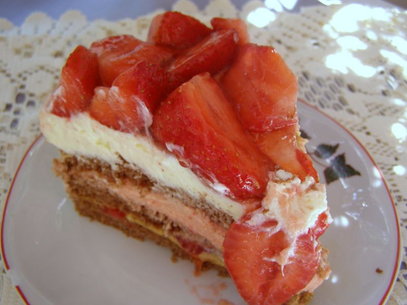 Torcik kawowo truskawkowy