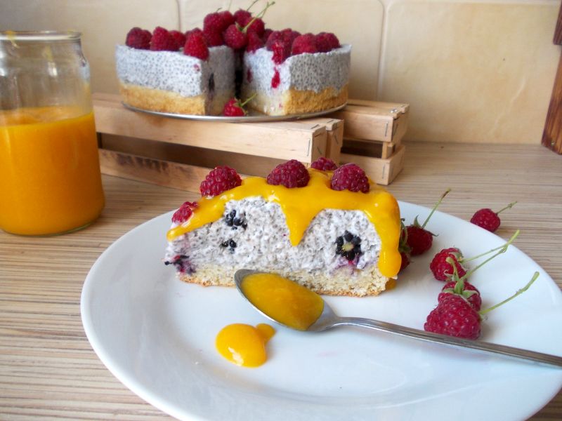 Torcik kokosowy z chia i musem mango Torcik kokosowy z chia i musem mango