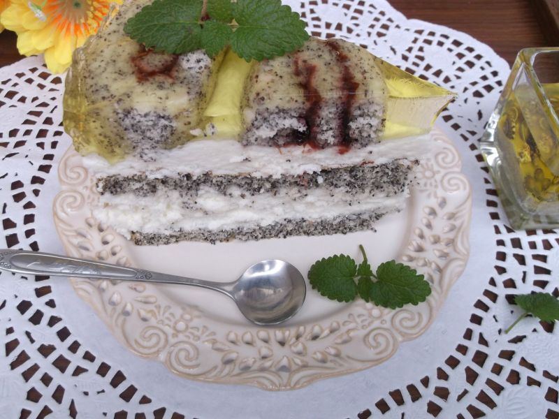 Torcik makowo-śmietanowy z roladkami