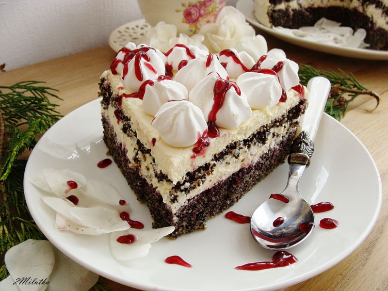 Torcik makowy z bezami