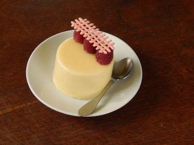 Torcik malinowy z białą czekoladą