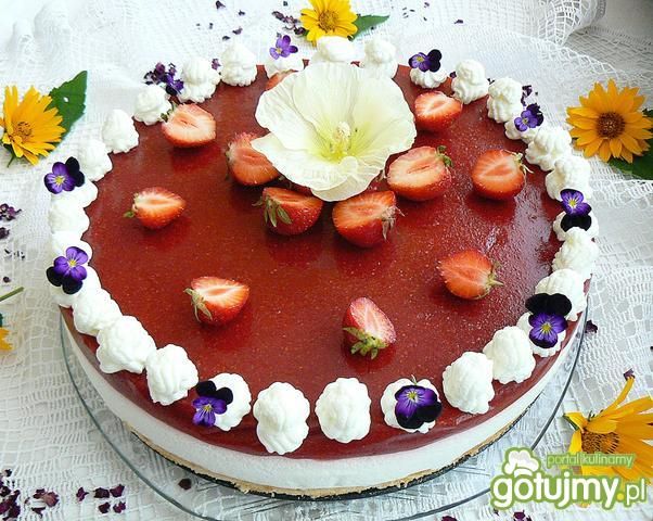 Torcik na zimno z musem truskawkowym