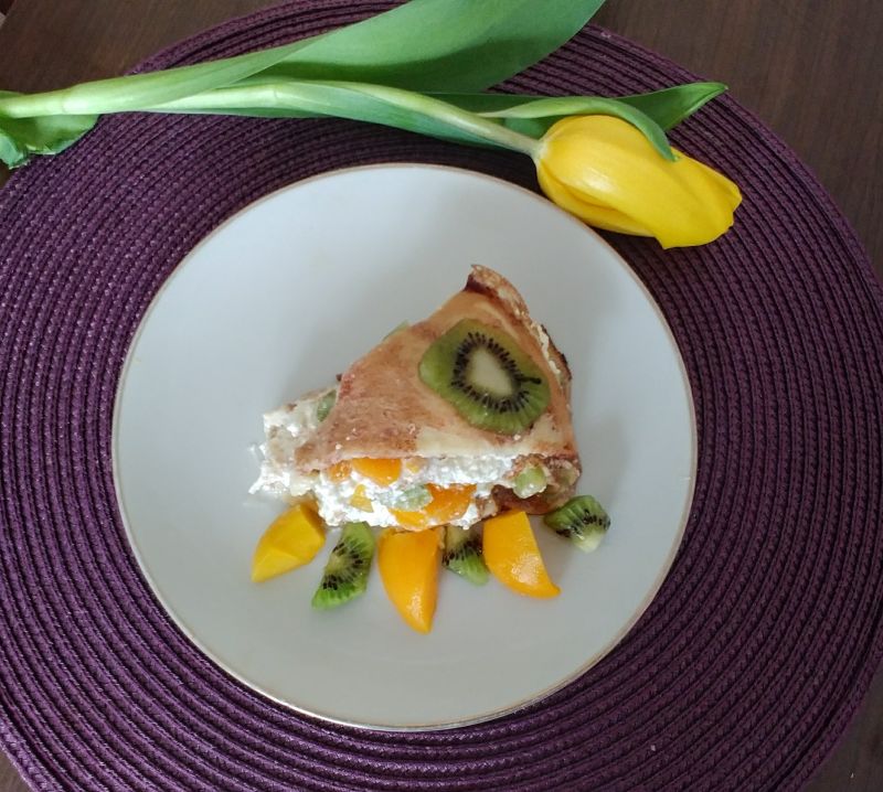 Torcik naleśnikowy z serem i owocami Torcik naleśnikowy z serem i owocami