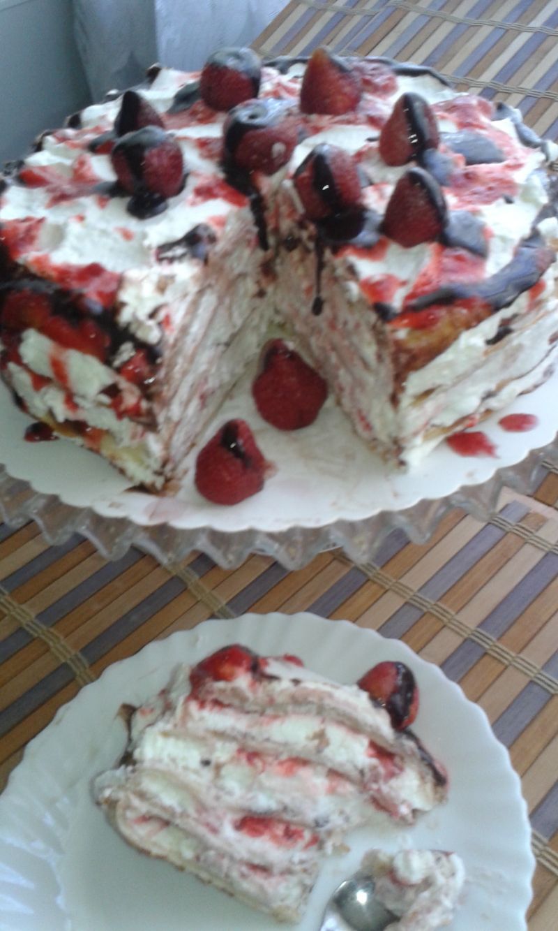 Torcik naleśnikowy ze śmietaną i truskawkami