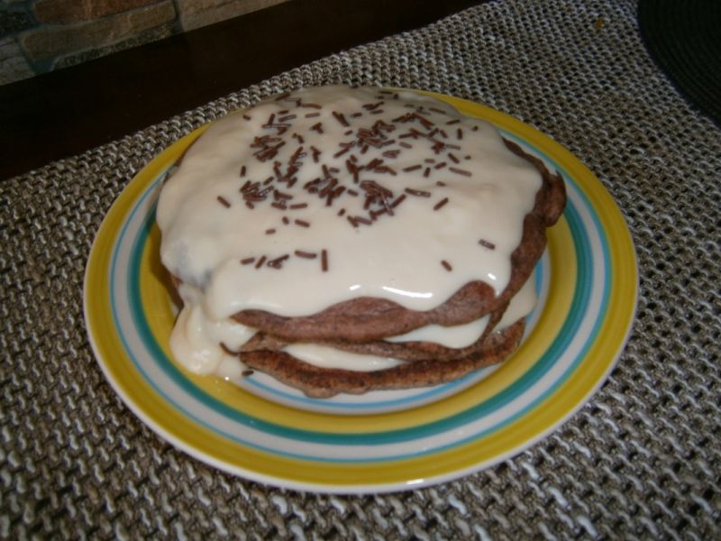 Torcik omletowy przekładany budyniem Torcik omletowy przekładany budyniem