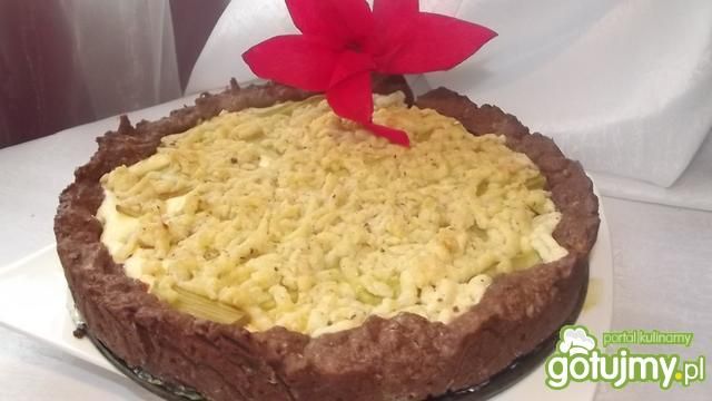 Torcik orzechowy z rabarbarem 