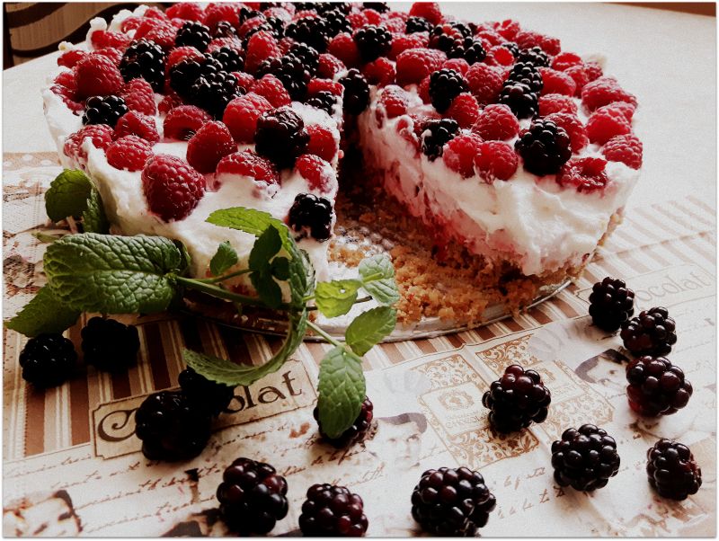 Torcik piankowy z owocami na zimno