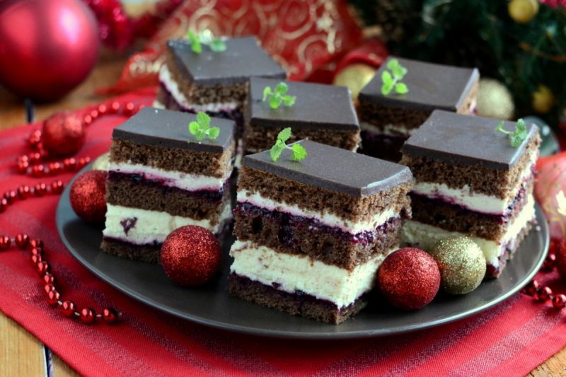 Torcik piernikowy z czarną porzeczką