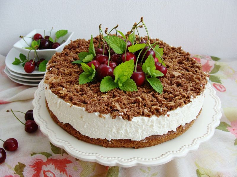 Torcik serowy z czereśniami