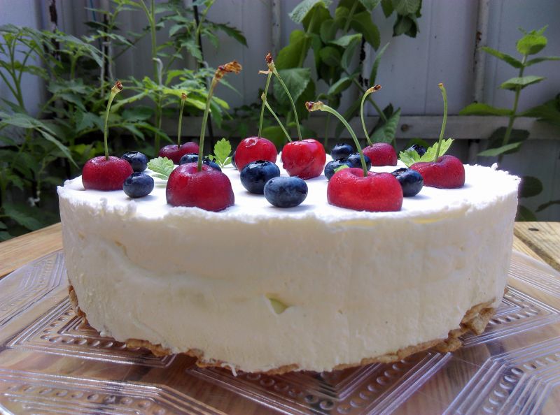 Torcik serowy z czereśniami