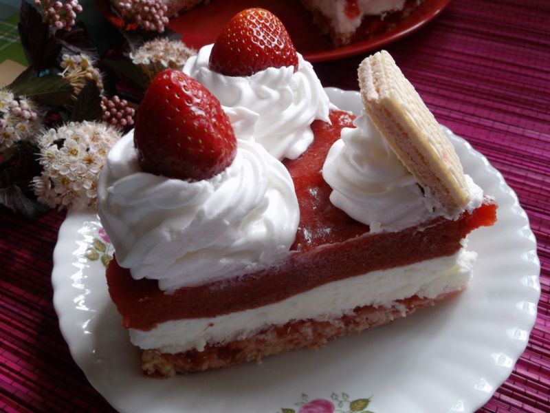 Torcik serowy z truskawkami