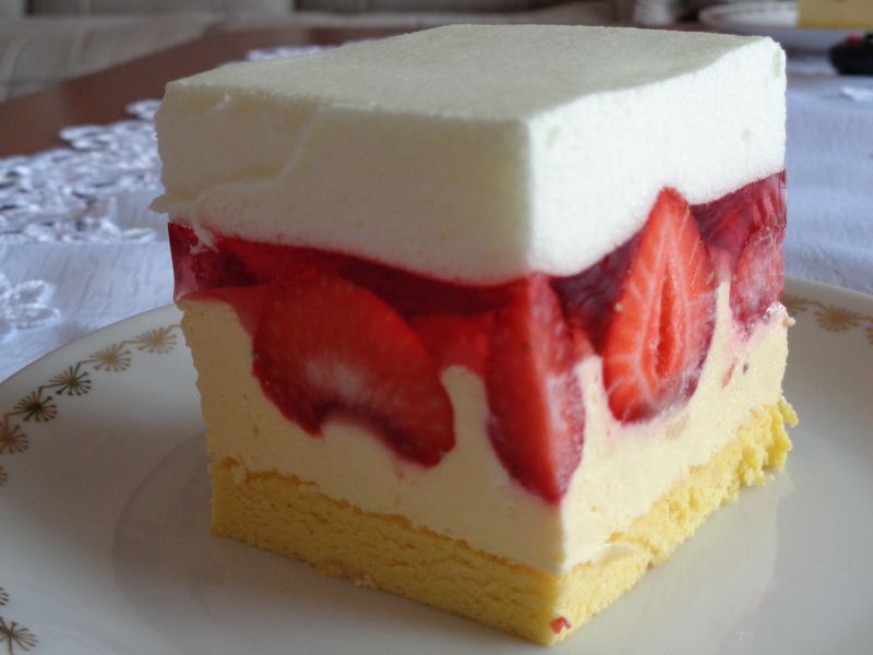 Torcik serowy z truskawkami