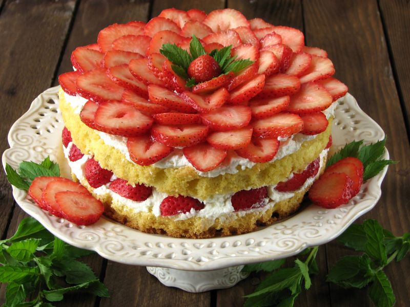 Torcik śmietanowy z truskawkami 