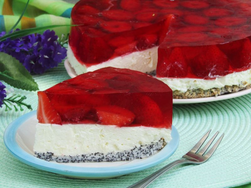 Torcik straciatella z truskawkami i galaretką Torcik straciatella z truskawkami i galaretką