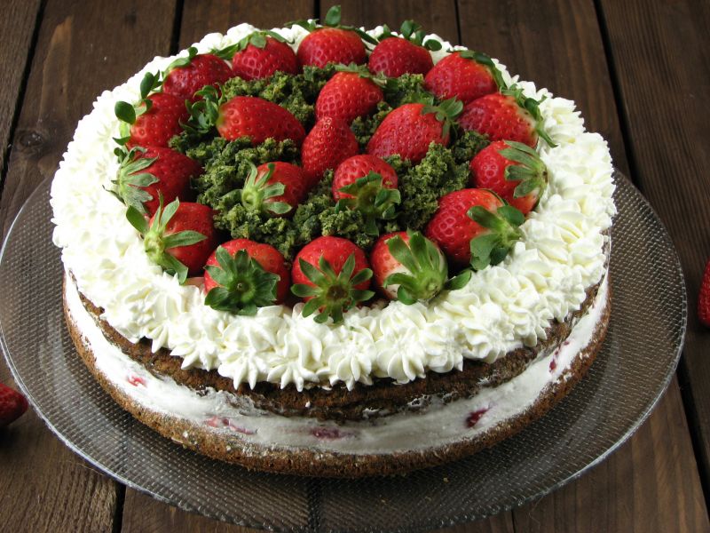 Torcik szpinakowy z truskawkami 