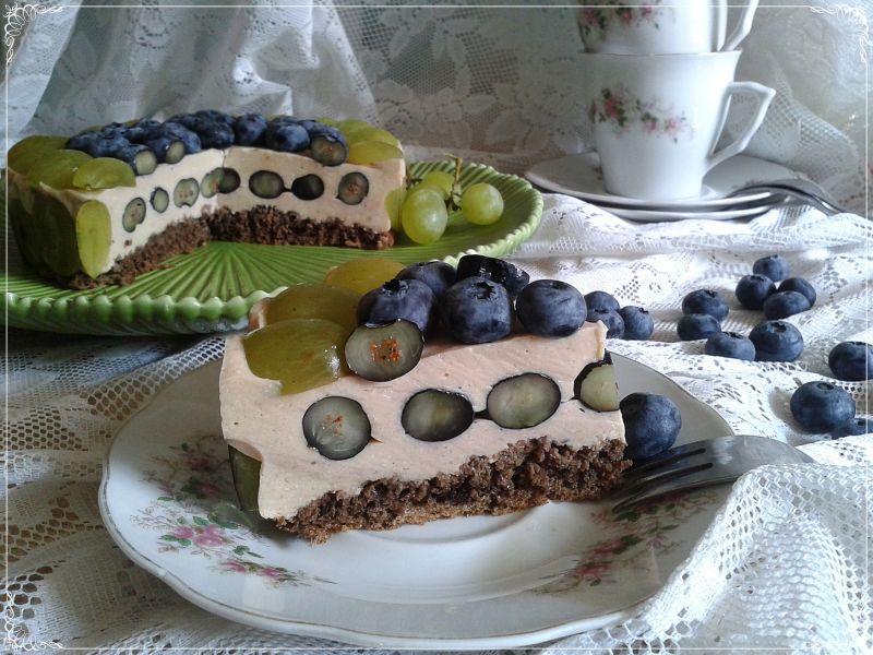 Torcik tiramisu z borówkami i winogronem light Torcik tiramisu z borówkami i winogronem light
