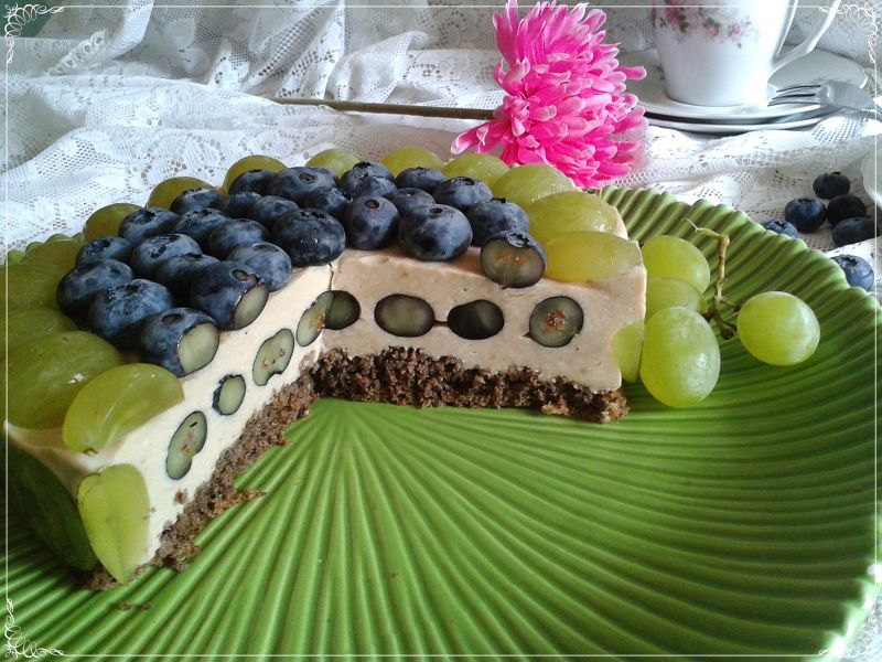 Torcik tiramisu z borówkami i winogronem light Torcik tiramisu z borówkami i winogronem light