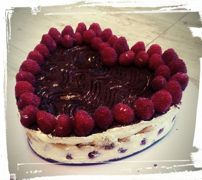 Torcik tiramisu z malinami Torcik tiramisu z malinami