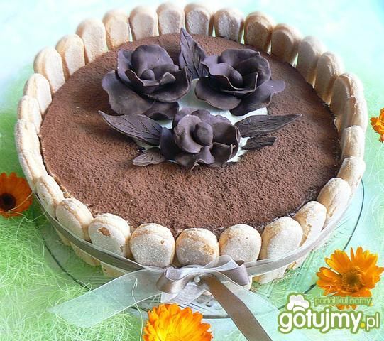 Torcik tiramisu z różami czekoladowymi Torcik tiramisu z różami czekoladowymi