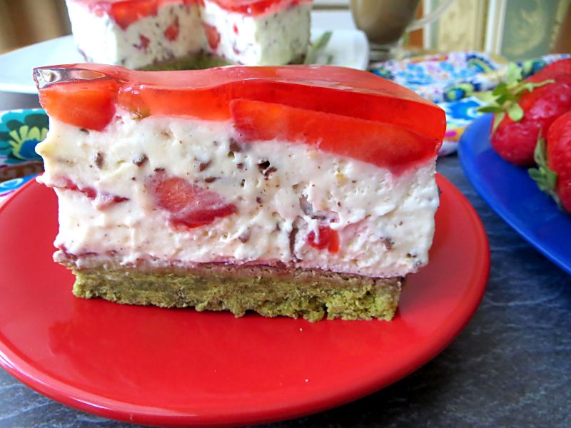 Torcik truskawkowy na cieście z rukolą