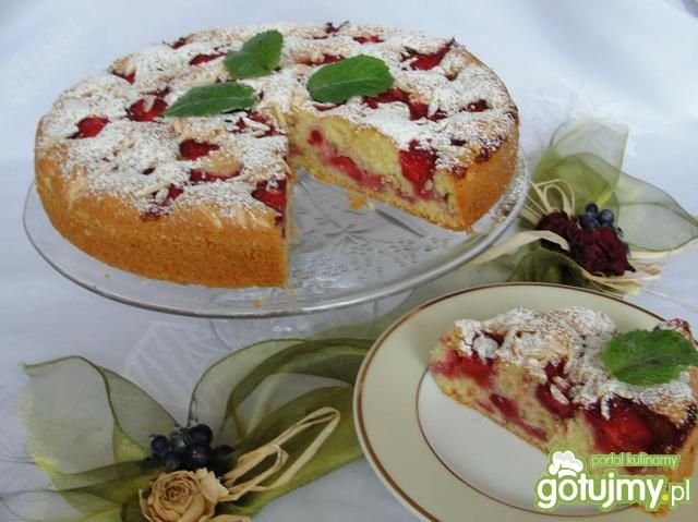 Torcik ucierany z truskawkami  Torcik ucierany z truskawkami