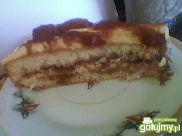 Torcik z ajerkoniakiem i śliwkami