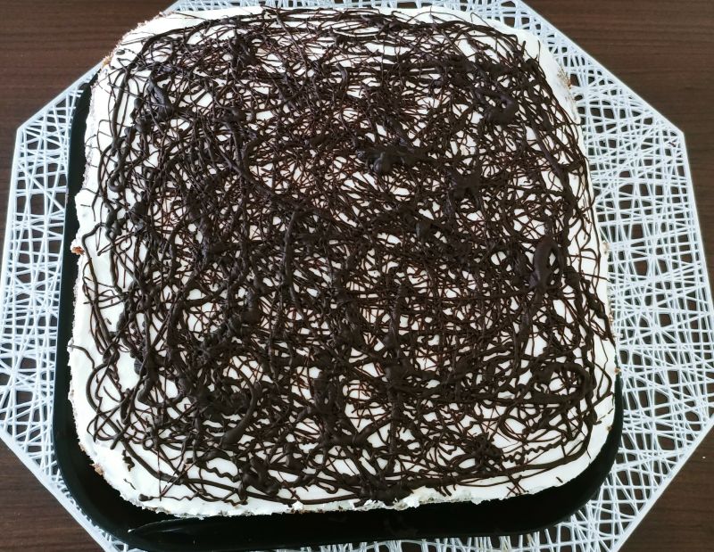 Torcik z bitą śmietaną są i truskawkami