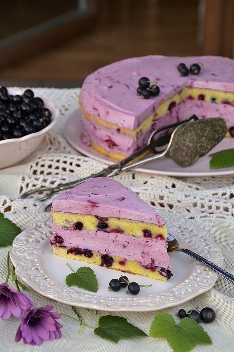 Torcik z czarną porzeczką