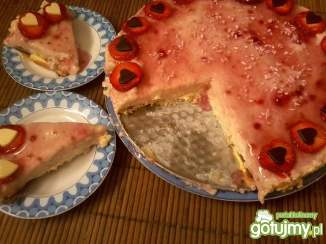 Torcik z kaszy manny z truskawkami