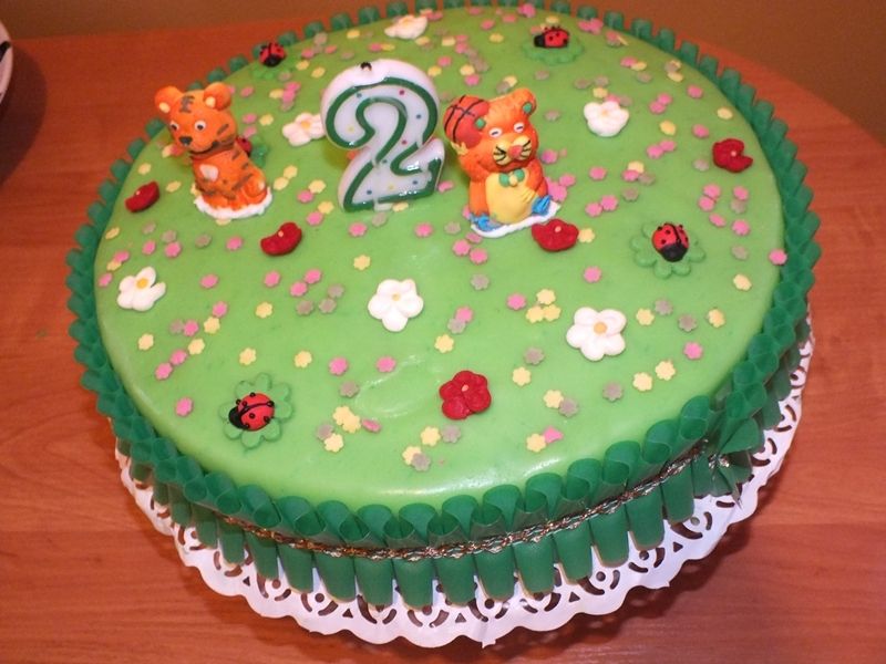 Torcik z kwiatuszkami i zwierzątkami